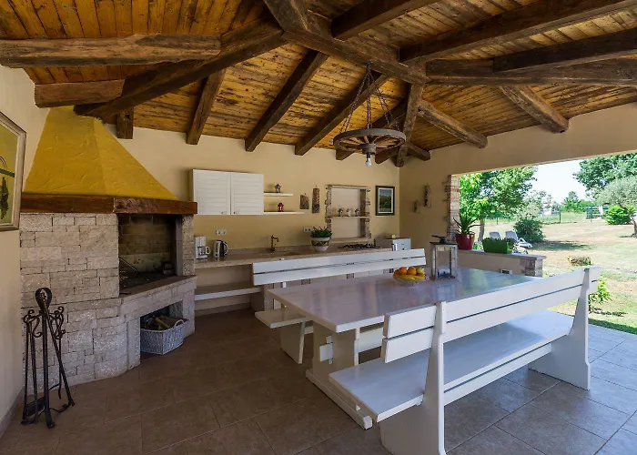 Traumhafte Mit Privatpool, Tischtennis, Babybett, Hundefreundlich Tatil Evi Kirmenjak